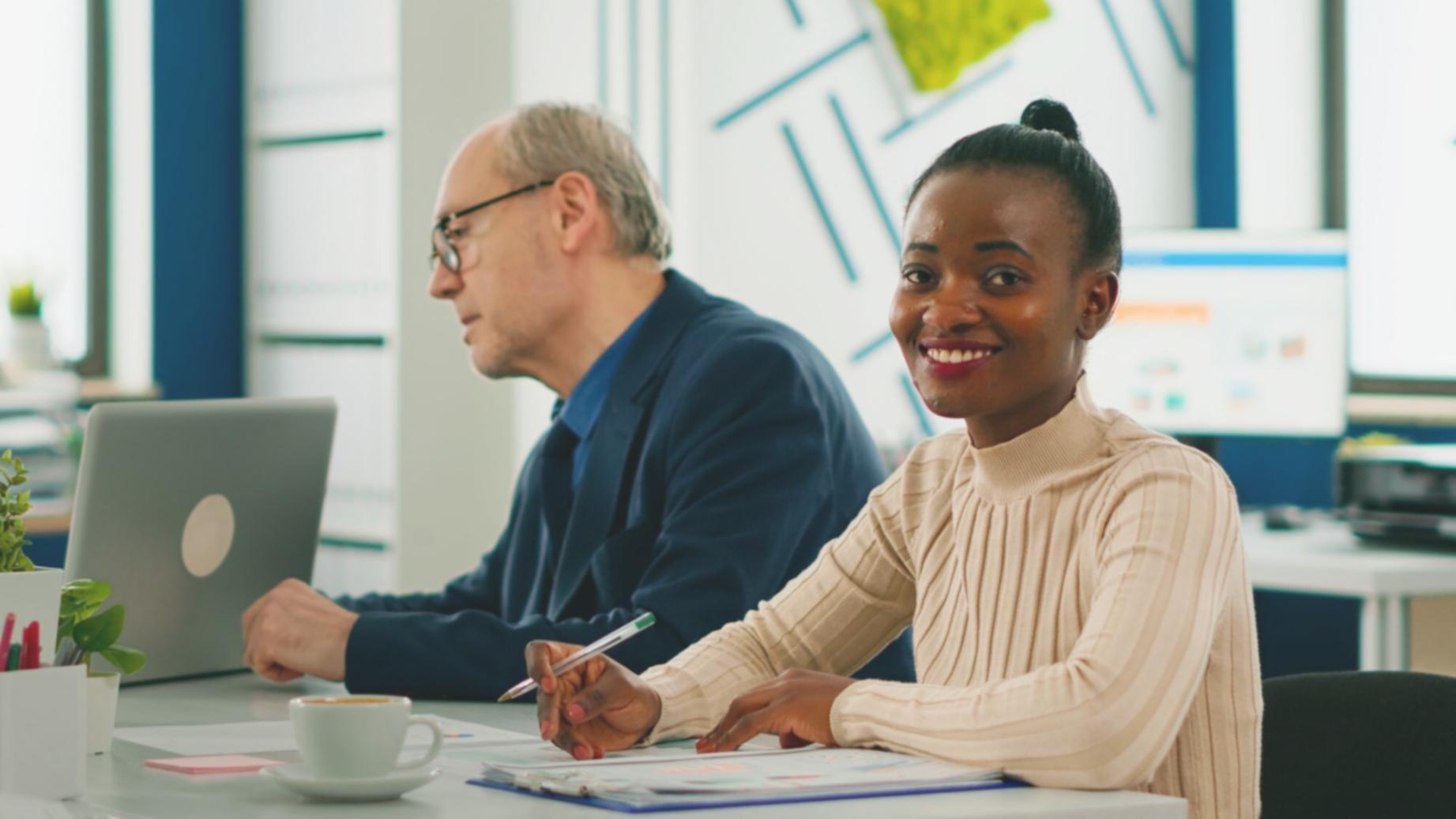 Profesionales colaborando en sesión de formación empresarial
